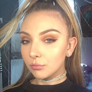 Meet your Posher, Alexis